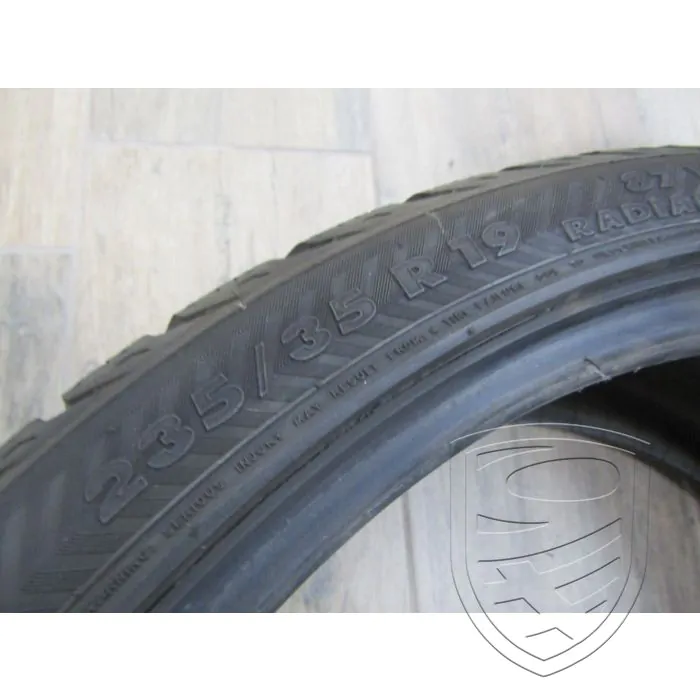 Satz 2x Winterreifen NOKIAN WR 235/35 R19 87V N0 M+S Porsche 997